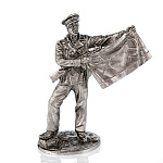 Оловянный солдатик миниатюра "Старшина 1-й статьи с флагом ВМФ"